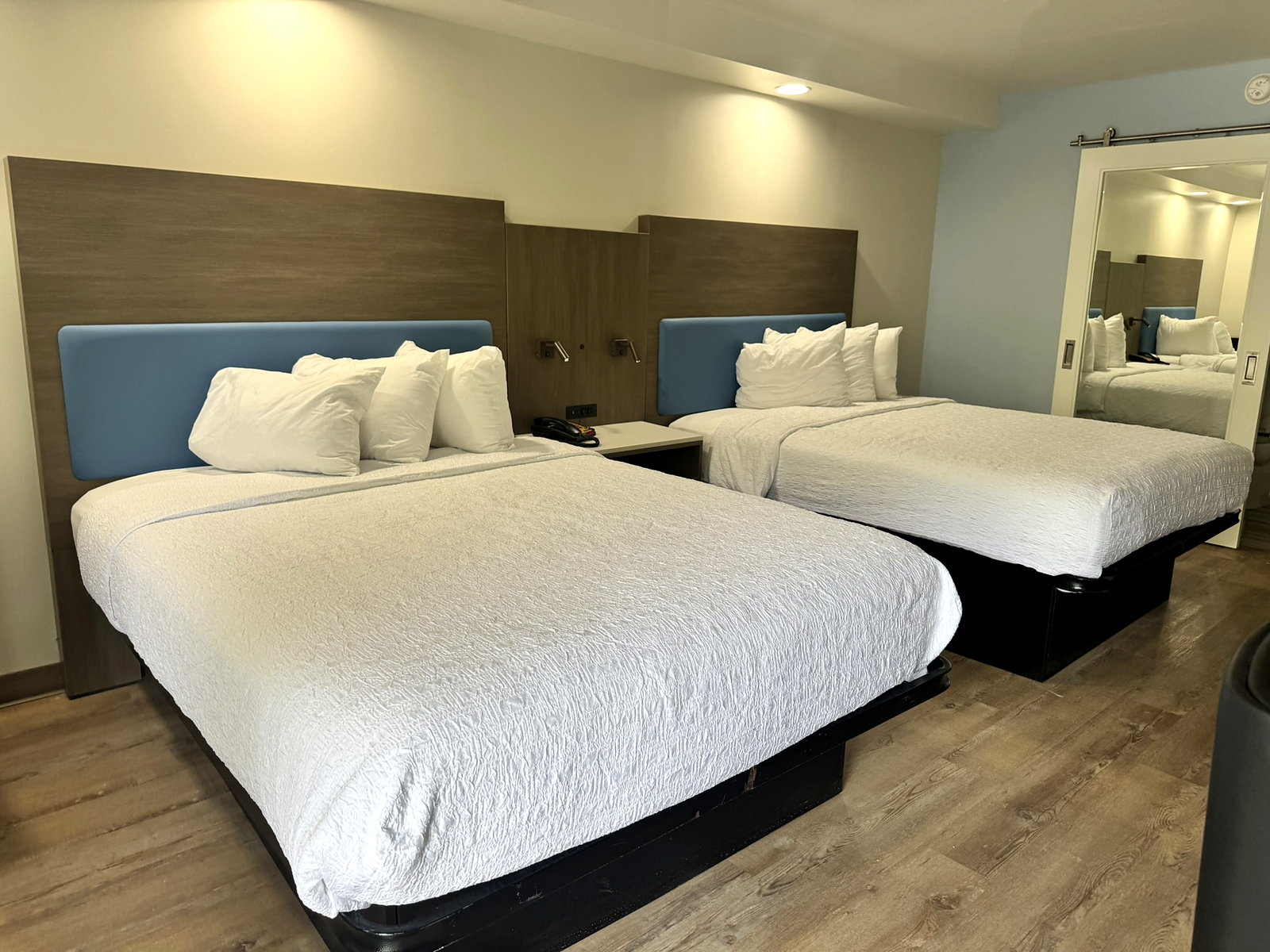 Two queen beds detail