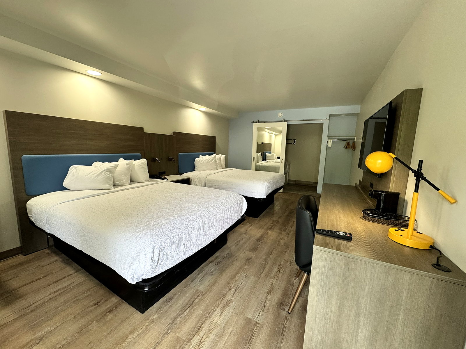 2 Queen bed room at Mill Creek Inn